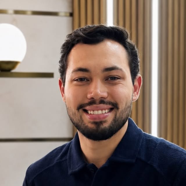 Dr. Vinícius Castro, cirurgião-dentista, sorrindo no consultório
